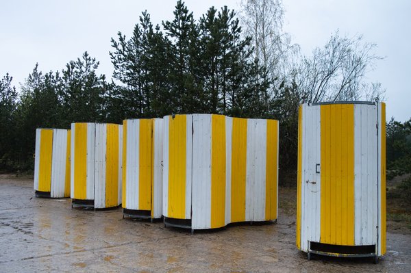 Quels sont les aspects pratiques à considérer pour le nettoyage régulier des toilettes sèches ?